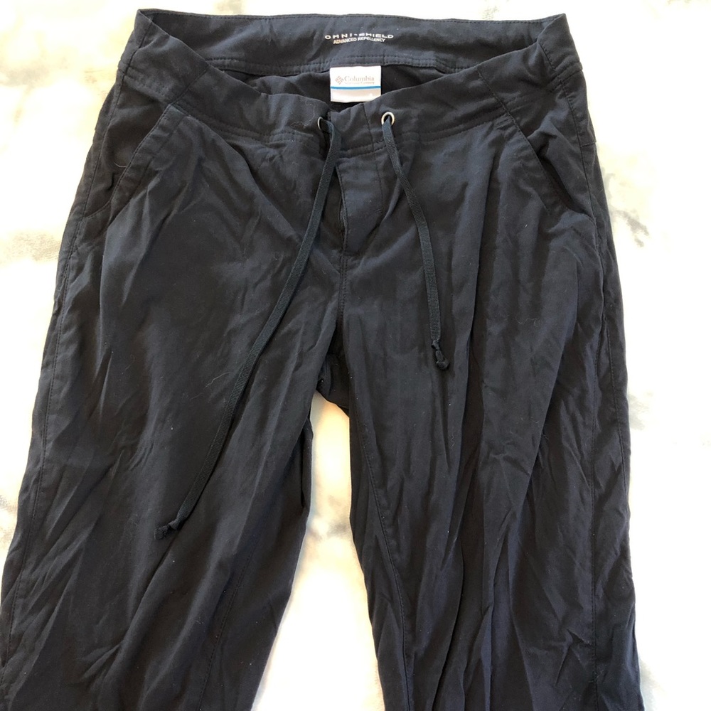 Black Omni-shield Columbia Capri pants size 6 18L